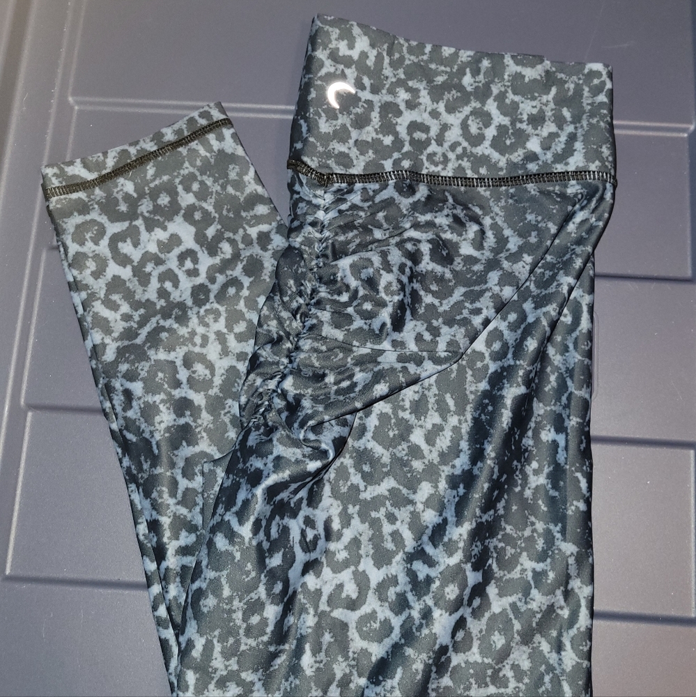 ZYIA STONE LEOPARD SCRUNCHY LEGGINGS